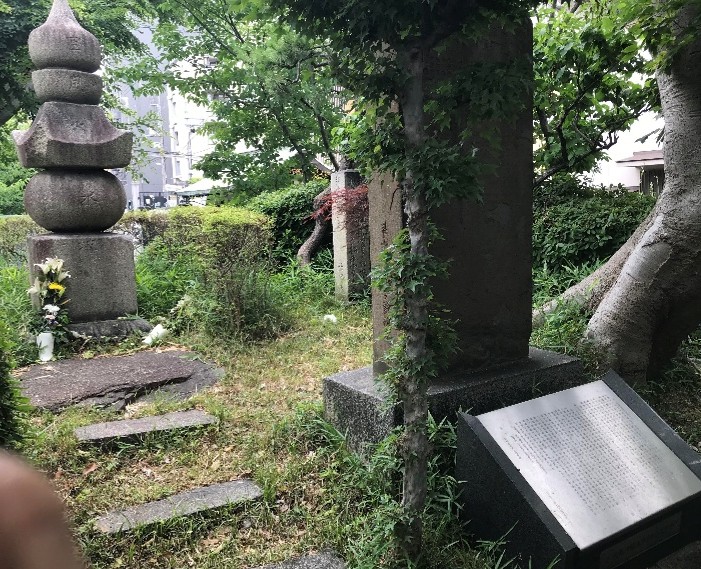 左：五輪塔　右：碑文