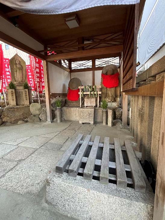 手前が逢坂清水の井戸