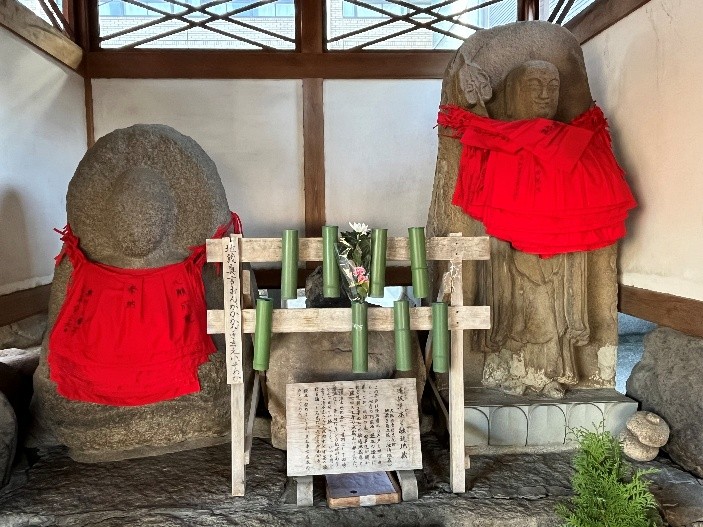 右側が移設された融通地蔵